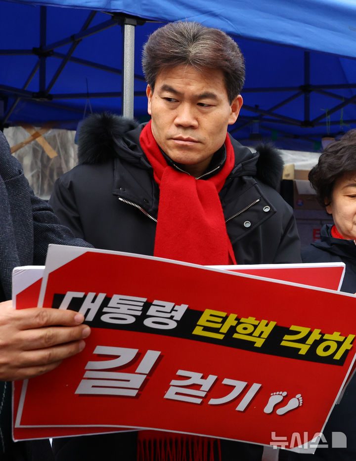 [서울=뉴시스] 황준선 기자 = 한국사 강사 전한길 씨가 24일 서울 종로구 헌법재판소 앞에서 열린 윤석열 대통령 탄핵 각하 촉구 길 걷기 행사에 참여해 있다. 2025.03.24. hwang@newsis.com