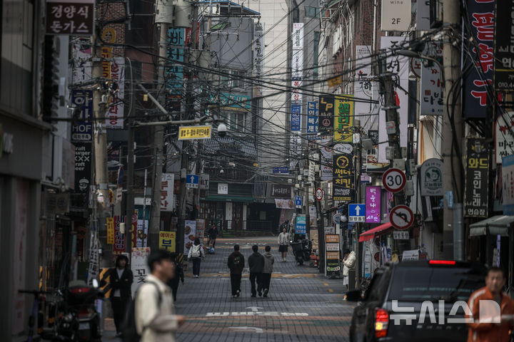 [서울=뉴시스] 정병혁 기자 = 2서울 서대문구 신촌거리가 한산한 모습을 보이고 있다. 2025.03.25. jhope@newsis.com