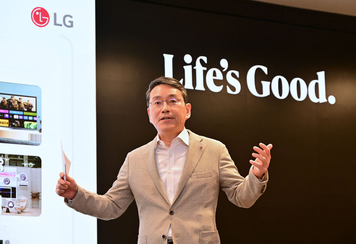[서울=뉴시스] 김진아 기자 = 조주완 LG전자 CEO가 25일 서울 여의도 LG트윈타워에서 열린 제23기 정기 주주총회에서 주주들에게 경영 성과와 중장기 사업 전략 방향을 설명하고 있다. (사진=LG전자 제공) 2025.03.25. photo@newsis.com *재판매 및 DB 금지