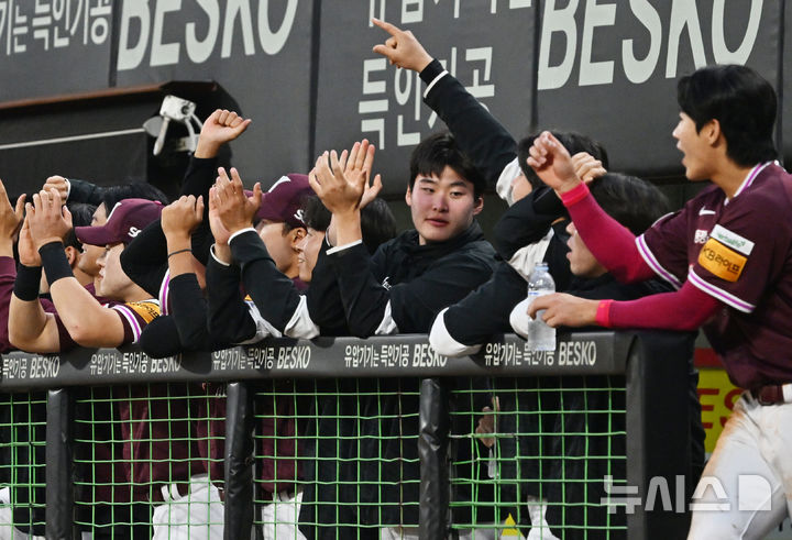 [광주=뉴시스] 이영주 기자 = 25일 오후 광주 북구 광주-기아챔피언스필드에서 열린 2025 신한 쏠뱅크 KBO 리그 키움히어로즈 대 KIA타이거즈의 경기, 1회 초 2사 1·3루 상황 키움 박주홍의 적시타에 최주환이 홈인하며 3-0 상황을 만들자 덕아웃이 환호하고 있다. 2025.03.25.leeyj2578@newsis.com