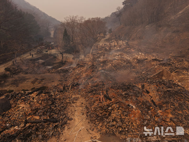 [의성=뉴시스] 김금보 기자 = 26일 대형 산불로 전소 피해를 입은 경북 의성군 단촌면 고운사 일대에 사찰 잔해만 남아있다. 이번 산불로 고운사 보물인 연수전과 가운루를 비롯해 연지암, 해우소, 정묵당, 아거각, 약사전, 연수전, 고운대암, 극락전, 만덕당, 종무소가 불탔다. 2025.03.26. kgb@newsis.com
