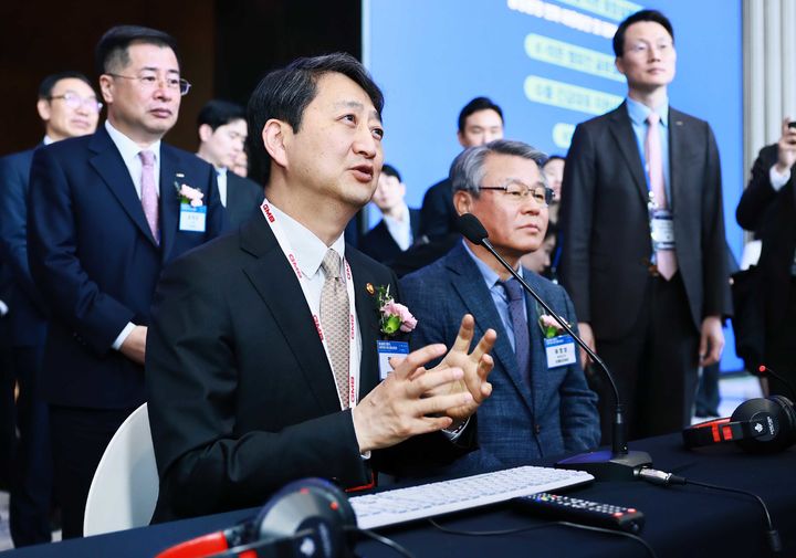 [서울=뉴시스] 고범준 기자 = 안덕근 산업통상자원부 장관이 26일 서울 삼성동 코엑스 그랜드볼룸에서 열린 열린 '통상환경 전환기, 수출기업 지원 종합 설명회'에 참석해 정책지원사업 안내부스를 살펴보고 있다. (사진=산업통상자원부 제공) 2025.03.26. photo@newsis.com *재판매 및 DB 금지