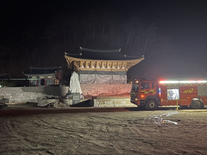 [서울=뉴시스] 산청 덕산사 산불 대응 현장 (사진=국가유산청 제공) 2025,03.28. photo@newsis.com *재판매 및 DB 금지