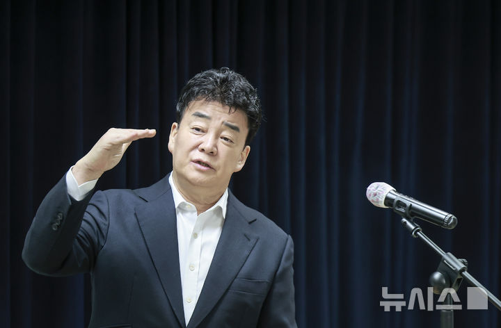 [서울=뉴시스] 정병혁 기자 = 백종원 더본코리아 대표가 취재진의 질문에 답하고 있다. 2025.03.28. jhope@newsis.com