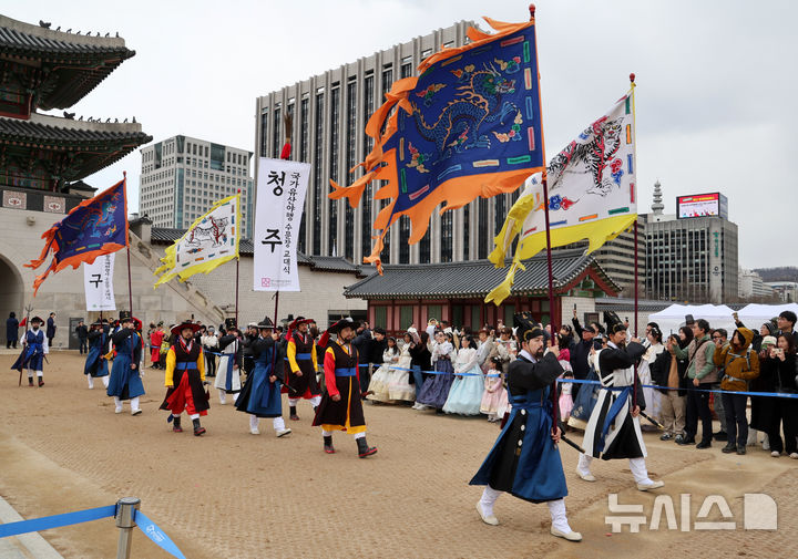[서울=뉴시스] 배훈식 기자 = 2025년 전국 수문장 임명의식이 열린 30일 오전 서울 종로구 경복궁에서 전국 각지 수문장들이 흥례문 앞으로 행진하고 있다. 2025.03.30. dahora83@newsis.com