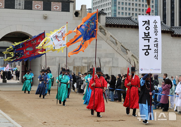 [서울=뉴시스] 배훈식 기자 = 2025년 전국 수문장 임명의식이 열린 30일 오전 서울 종로구 경복궁에서 전국 각지 수문장들이 흥례문 앞으로 행진하고 있다. 2025.03.30. dahora83@newsis.com