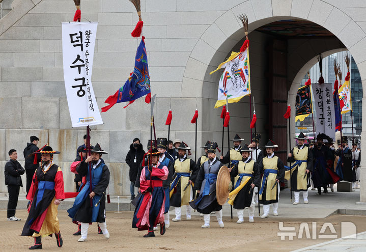 [서울=뉴시스] 배훈식 기자 = 2025년 전국 수문장 임명의식이 열린 30일 오전 서울 종로구 경복궁에서 전국 각지 수문장들이 흥례문 앞으로 행진하고 있다. 2025.03.30. dahora83@newsis.com