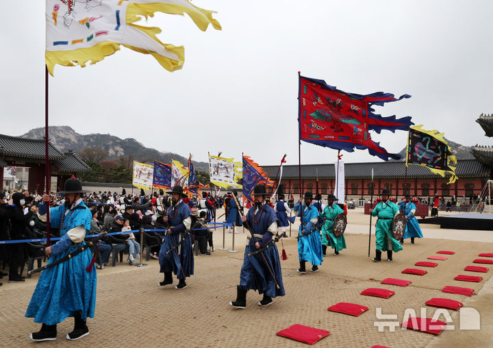 [서울=뉴시스] 배훈식 기자 = 2025년 전국 수문장 임명의식이 열린 30일 오전 서울 종로구 경복궁에서 전국 각지 수문장들이 흥례문 앞으로 행진하고 있다. 2025.03.30. dahora83@newsis.com