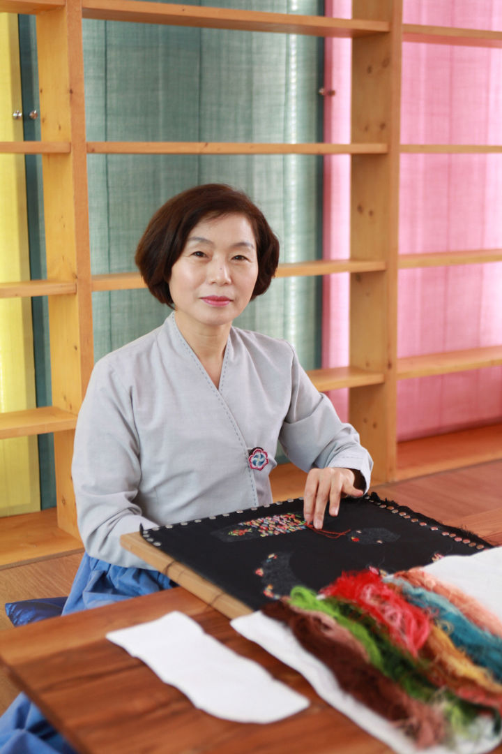 [서울=뉴시스] 윤정숙 국가무형유산 자수장 이수자 (사진제공=국가유산청) 2025.03.31. photo@newsis.com *재판매 및 DB 금지