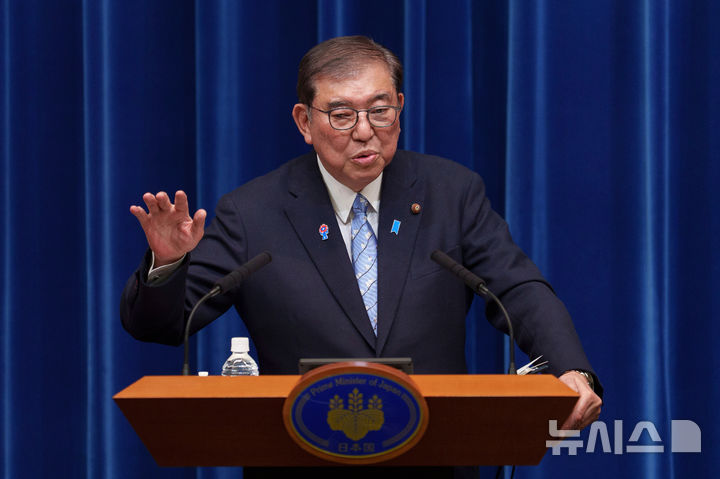 [도쿄=AP/뉴시스]이시바 시게루(石破茂) 일본 총리는 20일 쌀값 폭등을 정부가 잡지 못하는 상황에서 농림수산상이 쌀을 사 본 적이 없다는 망언을 한 데 대해 거듭 사과하면서도 계속 기용할 방침을 밝혔다. 사진은 지난달 1일 이시바 총리가 도쿄 총리 관저에서 기자회견을 가지고 발언하고 있는 모습. 2025.05.20.