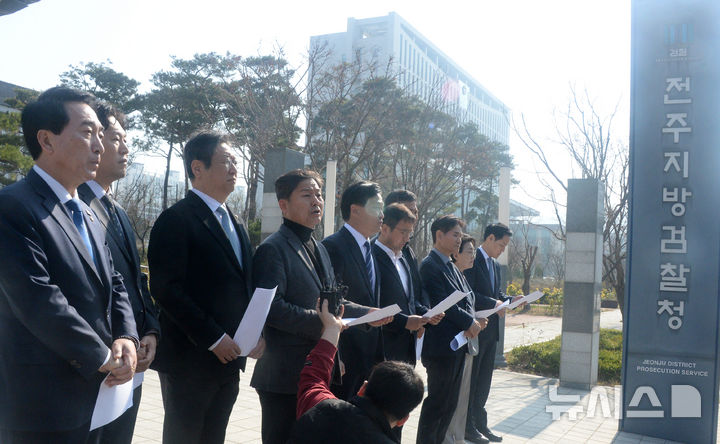 [전주=뉴시스] 김얼 기자 = 더불어민주당 전정권정치탄압대책위원회 관계자들이 1일 전북 전주시 전주지방검찰청을 항의방문해 문재인 전 대통령의 정치 탄압 수사 중단을 요구 기자회견을 열고 질의에 답변하고 있다. 2025.04.01. pmkeul@newsis.com