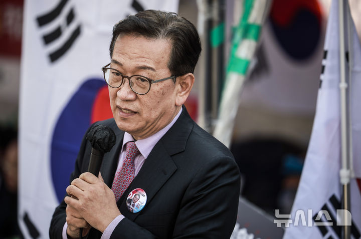 [서울=뉴시스] 정병혁 기자 = 윤석열 대통령 탄핵심판 선고일이 결정된 1일 서울 종로구 헌법재판소 앞에서 열린 윤 대통령 탄핵 반대 기자회견에서 석동현 변호사가 발언하고 있다. 2025.04.01. jhope@newsis.com