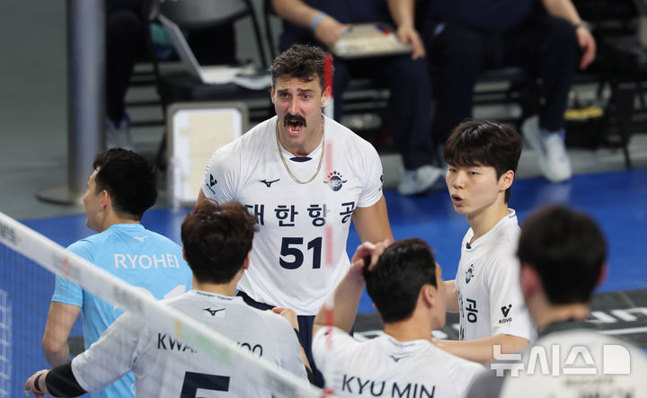 [천안=뉴시스] 김명년 기자 = 지난 1일 오후 충남 천안시 유관순체육관에서 열린 2024-2025 V-리그 남자부 챔피언결정전 1차전 현대캐피탈과 대한항공의 경기, 대한항공 러셀이 기뻐하고 있다. 2025.04.01. kmn@newsis.com