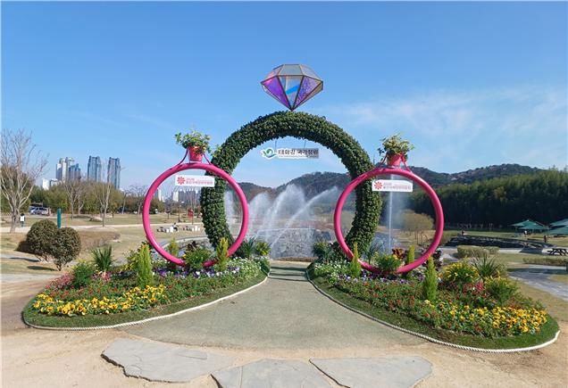 [울산=뉴시스] 울산시는 태화강 국가정원 안내센터 앞에 봄꽃을 주제로 한 사진 촬영구역(포토존)을 설치해 시민들로부터 큰 인기를 얻고 있다고 3일 밝혔다. (사진= 울산시 제공) 2025.04.03.photo@newsis.com *재판매 및 DB 금지