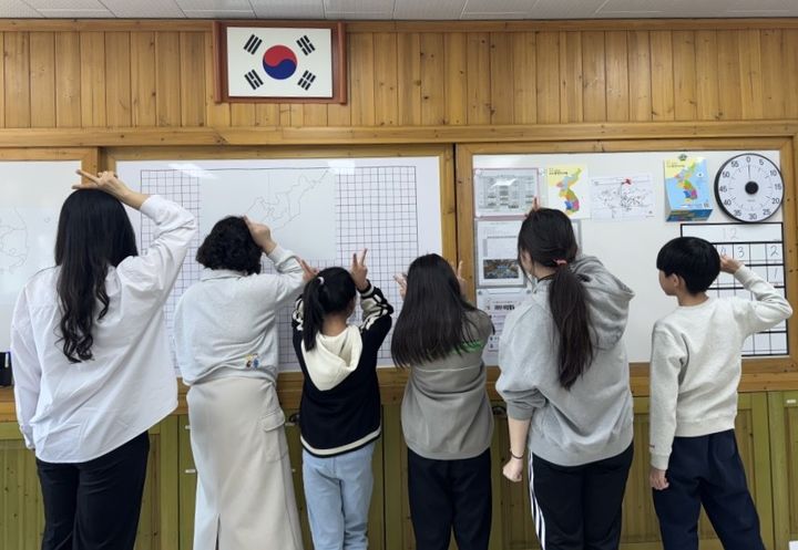 [세종=뉴시스]학교폭력 예방교육 프로그램.에 참여하는 학생들 모습. *재판매 및 DB 금지