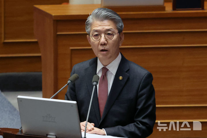 [서울=뉴시스] 조성우 기자 = 김홍균 외교부 제1차관이 3일 오후 서울 여의도 국회에서 열린 제423회 국회(임시회) 제4차 본회의 경북·경남·울산지역산불사태수습과피해대책마련및헌법질서수호를위한긴급현안질문에서 한정애 더불어민주당 의원 질의에 답변하고 있다. 2025.04.03. xconfind@newsis.com
