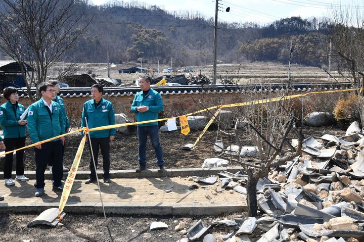 [서울=뉴시스] 최응천 국가유산청장이 3일 오후 산불로 전소된 경북 안동 국탄댁을 살펴보고 있다. (사진=국가유산청 제공) 2025.04.03. photo@newsis.com *재판매 및 DB 금지