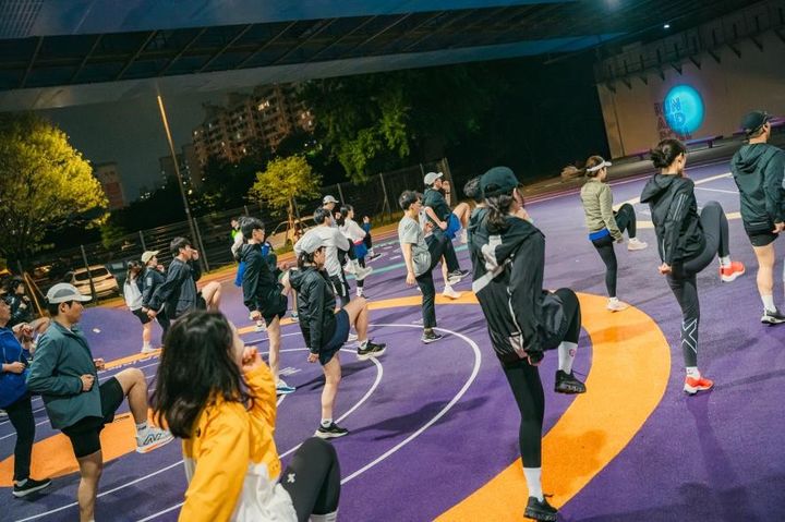 [서울=뉴시스] 러닝클래스에 참석한 사람들이 준비운동을 하고 있다. (사진=뉴시스DB) photo@newsis.com *재판매 및 DB 금지