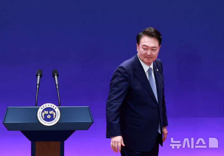 [서울=뉴시스] 조수정 기자 = 헌법재판소가 4일 윤석열 대통령의 탄핵사건에 대해 인용을 선고했다. 사진은 2024년 5월 27일 청와대 영빈관에서 열린 제9차 한일중 정상회의 공동기자회견 뒤 퇴장하는 윤 대통령. (대통령실통신사진기자단) 2025.04.04. chocrystal@newsis.com