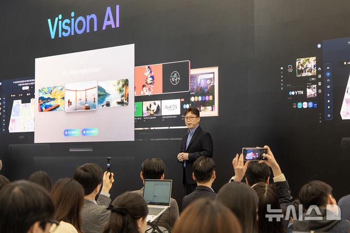 [서울=뉴시스]삼성전자 용석우 사장이 'Unbox & Discover 2025' 행사에서 진정한 AI TV 시대를 선언하며 2025년 TV 전략을 소개했다. (사진 = 삼성전자) 2025.04.07. photo@newsis.com