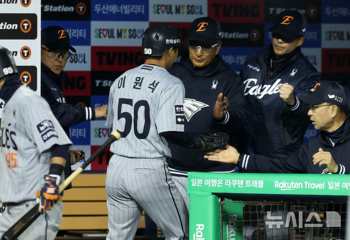 [서울=뉴시스] 고범준 기자 = 8일 서울 송파구 잠실야구장에서 열린 2025 KBO리그 한화 이글스와 두산 베어스의 경기, 8회초 무사 1,3루 한화 최재훈의 플라이 아웃때 3루주자 이원석이 홈인해 김경문 감독과 하이파이브 하고 있다. 2025.04.08. bjko@newsis.com
