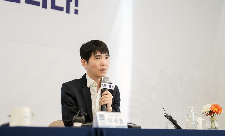 [울산=뉴시스] 구미현 기자 = 이세돌 9단이 지난 11일 울산과학기술원(UNIST)에서 열린 특임교수 임용 기자간담회에서 기자들의 질의에 답변하고 있다. 2025.04.11 (사진=UNIST 제공) photo@newsis.com *재판매 및 DB 금지