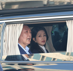 '첫 법정대면' 尹, 김건희 바라보며 옅은 미소…金, 앞만 응시