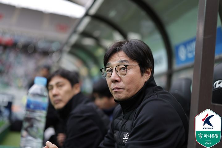 [서울=뉴시스] 프로축구 K리그1 대전하나시티즌의 황선홍. (사진=한국프로축구연맹 제공) *재판매 및 DB 금지