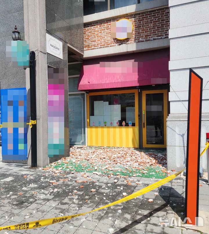 [청주=뉴시스] 13일 충북 청주시 상당구 문화동의 한 상가건물 외벽마감재가 강풍에 의해 바닥으로 떨어졌다. (사진= 충북소방본부 제공) 2025.04.13. photo@newsis.com *재판매 및 DB 금지