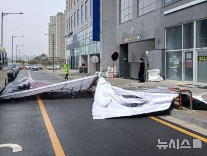 [인천=뉴시스] 이루비 기자 =13일 오전 인천 서구에서 건물 4층 높이에 있던 간판이 도로 위로 떨어졌다. (사진=인천소방본부 제공) 2025.04.13. photo@newsis.com *재판매 및 DB 금지