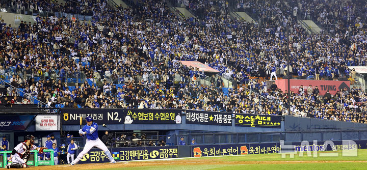 [서울=뉴시스] 박주성 기자 = 15일 오후 서울 송파구 잠실야구장에서 열린 프로야구 2025 KBO리그 삼성 라이온즈 대 LG 트윈스의 경기에 관중들이 응원을 하고 있다. 2025.04.15. park7691@newsis.com