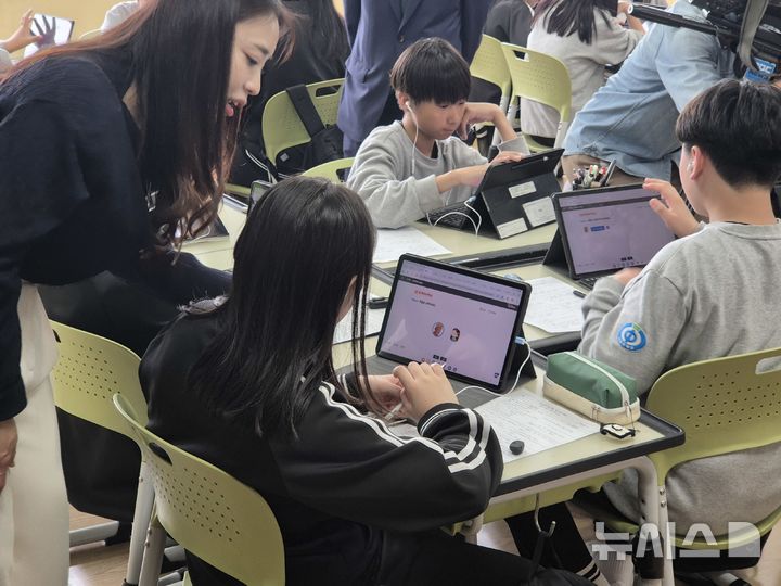 [울산=뉴시스] 구미현 기자 = 지난달 18일 오전 울산 이화중학교 1학년 1반 교실에서 인공지능 디지털교과서(AIDT)로 영어 수업이 진행되고 있다. 2025.04.18. gorgeouskoo@newsis.com