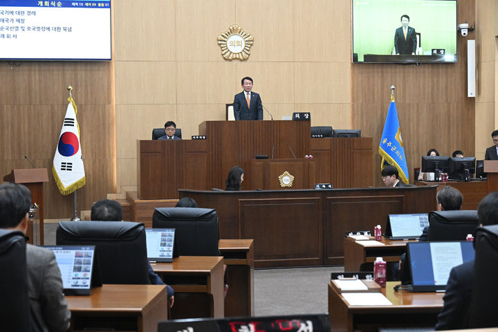 [울산=뉴시스] 울산 울주군의회(의장 최길영)는 18일 의사당 본회의장에서 이순걸 군수를 비롯한 간부 공무원이 참석한 가운데 제237회 임시회 제1차 본회의를 열고 13일간의 의사일정에 돌입했다고 밝혔다. (사진= 울주군의회 제공) 2025.04.18.photo@newsis.com *재판매 및 DB 금지