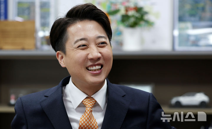 [서울=뉴시스] 조성우 기자 = 이준석 제21대 대통령 선거 개혁신당 대선후보가 18일 서울 여의도 국회 의원회관에서 뉴시스와 인터뷰를 하고 있다. 2025.04.19. xconfind@newsis.com