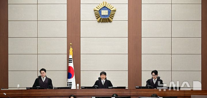 [서울=뉴시스] 사진공동취재단 = 지귀연 부장판사(가운데)가 지난 4월21일 오전 서울 서초구 서울중앙지법 417호 법정에서 열린 윤석열 전 대통령의 내란 우두머리 혐의 재판을 하기 전 언론 공개에 대한 발언을 하고 있다. 2025.04.21. photo@newsis.com