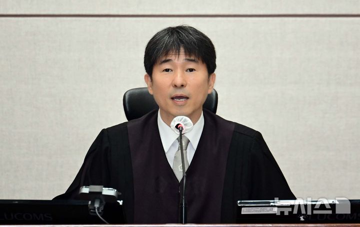 [서울=뉴시스] 사진공동취재단 = 지귀연 부장판사가 지난달 21일 오전 서울 서초구 서울중앙지법 417호 법정에서 열린 윤석열 전 대통령의 내란 우두머리 혐의 재판을 하기 전 언론 공개에 대한 발언을 하고 있다. 2025.05141. photo@newsis.com