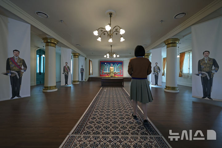 [서울=뉴시스] 박진희 기자 = 국가유산청 궁능유적본부 덕수궁관리소는 21일 서울 중구 덕수궁 돈덕전에서 개항 이후 궁궐에 건립된 서양식 건축물인 양관의 역할을 조명하는 '대한제국 황궁에 선 양관 - 만나고, 간직하다' 특별전 언론공개회를 갖고 돈덕전의 폐현실(외교 의례 공간)을 대한제국 당시의 모습으로 연출한 공간을 선보이고 있다. 2025.04.21. pak7130@newsis.com