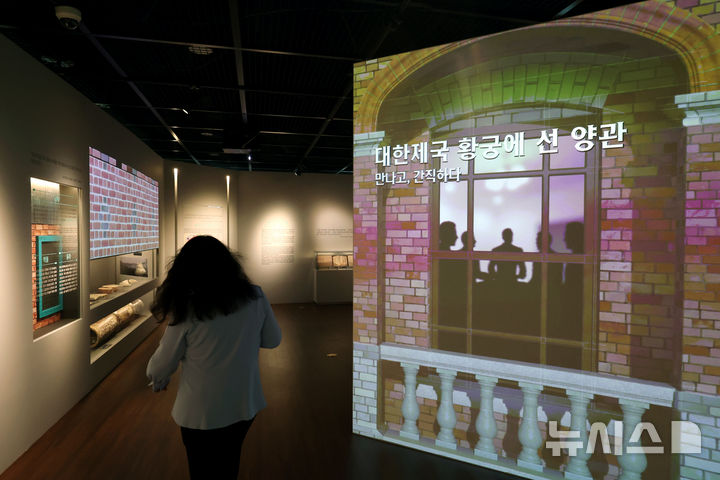 [서울=뉴시스] 박진희 기자 = 국가유산청 궁능유적본부 덕수궁관리소는 21일 서울 중구 덕수궁 돈덕전에서 개항 이후 궁궐에 건립된 서양식 건축물인 양관의 역할을 조명하는 '대한제국 황궁에 선 양관 - 만나고, 간직하다' 특별전 언론공개회를 갖고 대한제국 황궁인 경운궁이자 현재의 덕수궁에 개항 이후 건립된 양관(洋館, 서양식으로 지은 건물_구성헌, 정관헌, 중명전, 돈덕전, 석조전 등)에 간직되었던 국새와 어보, 금책, 인장 등과 외국공사가 황제를 만나는 의식인 폐현례 관련 유물 110여 점을 한자리에 선보이고 있다. 2025.04.21. pak7130@newsis.com