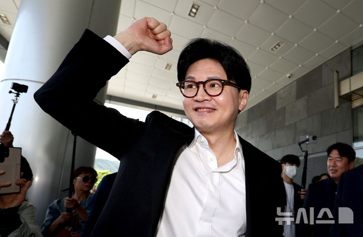 [경주=뉴시스] 이무열 기자 = 한동훈 제21대 대통령 선거 국민의힘 경선 후보가 21일 경북 경주시 경주화백컨벤션센터(하이코·HICO)에서 열린 2025 아시아태평양경제협력체(APEC) 정상회의 준비상황에 참석하며 지지자들에게 인사하고 있다. 2025.04.21. lmy@newsis.com