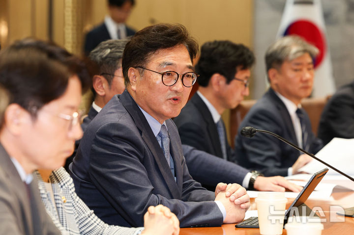 [서울=뉴시스] 권창회 기자 = 우원식 국회의장이 21일 서울 여의도 국회에서 열린 김건희 주가조작등 진상규명 특별검사 후보 추천위원 및 마약 수사외압 진상규명 특별검사 후보 추천위원 위촉식에서 인사말을 하고 있다. 2025.04.21. kch0523@newsis.com