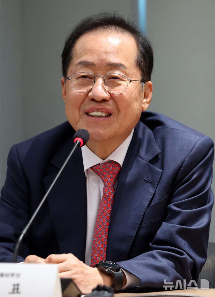 [서울=뉴시스] 이영환 기자 = 홍준표 제21대 대통령 선거 국민의힘 경선 후보가 22일 오후 서울 용산구 대한의사협회 대회의실에서 김택우 대한의사협회 회장 등과 간담회를 하고 있다. 2025.04.22. 20hwan@newsis.com