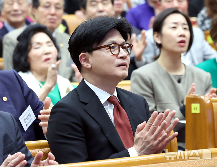 [서울=뉴시스] 김금보 기자 = 한동훈 제21대 대통령 선거 국민의힘 경선 후보가 23일 오전 서울 여의도순복음교회에서 열린 '2025 한국기독교 140주년 기념예배'에서 찬송가에 맞춰 박수치고 있다. 2025.04.23. kgb@newsis.com