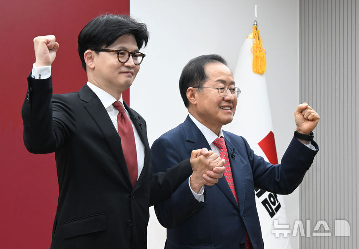 [서울=뉴시스] 국회사진기자단 = 한동훈(왼쪽), 홍준표 제21대 대통령 선거 국민의힘 경선 후보가 지난 23일 오후 서울 여의도 국민의힘 중앙당사에서 열린 2차 경선토론회 미디어데이에서 맞수토론 상대로 결정된 뒤 기념촬영하고 있다. 2025.04.23. photo@newsis.com