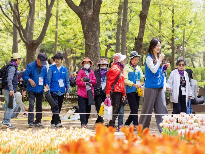 [서울=뉴시스] 현대글로비스 임직원 봉사단이 23일 서울 성동구 서울숲에서 지역 어르신들을 모시고 봄나들이를 하고 있다. (사진=현대글로비스) 2025.04.24 photo@newsis.com *재판매 및 DB 금지 *재판매 및 DB 금지