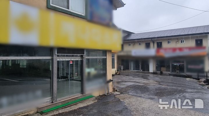 [포천=뉴시스] 김도희 기자 = 22일 오전 운영이 중단된 경기 포천시 소재 베어스타운 인근 상점들이 폐업해 문이 닫혀 있다. 2025.04.22 kdh@newsis.com