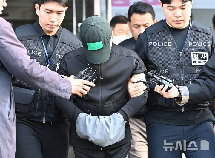 [용인=뉴시스] 김종택 기자 = 부모와 처자식 등 일가족 5명을 살해한 혐의로 구속된 가장 A씨가 24일 경기 용인동부경찰서 유치장을 나와 검찰로 송치되고 있다.  A씨는 지난 14일 경기 용인시 수지구 아파트 자택에서 80대 부모와 50대 배우자, 10대와 20대 자녀 등 일가족 5명을 수면제를 먹인 뒤 살해한 혐의를 받고 있다. 2025.04.24. jtk@newsis.com