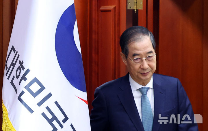 [서울=뉴시스] 최진석 기자 = 한덕수 대통령 권한대행 국무총리가 24일 정부서울청사에서 열린 국정현안관계장관회의에 입장하고 있다. 2025.04.24. myjs@newsis.com