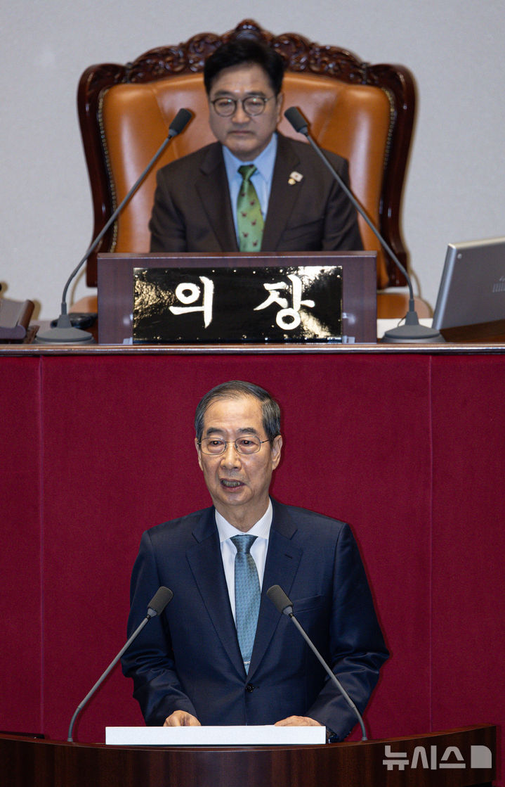 [서울=뉴시스] 국회사진기자단 = 한덕수 대통령 권한대행 국무총리가 24일 오전 서울 여의도 국회 본회의장에서 열린 제424회 국회(임시회) 제6차 본회의에서 2025년도 제1회 추가경정예산안에 대한 정부의 시정연설을 하고 있다. 2025.04.24. photo@newsis.com