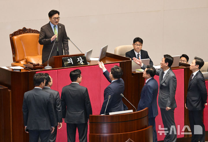 [서울=뉴시스] 국회사진기자단 = 권성동 국민의힘 원내대표와 당 일부 의원들이 24일 서울 여의도 국회 본회의장에서 열린 제242회 국회(임시회) 제6차 본회의에서 한덕수 대통령 권한대행 국무총리의 추가경정예산안 시정연설이 끝난 뒤 이어진 우원식 국회의장의 발언에 항의하고 있다.2025.04.24. photo@newsis.com