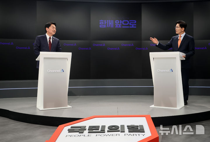 [서울=뉴시스] 국회사진기자단 = 24일 오후 서울 종로구 동아미디어센터 채널A 스튜디오에서 국민의힘 대선 2차 경선 진출자인 안철수 김문수 후보가 토론 전 리허설을 하고 있다. 2025.04.24. photo@newsis.com